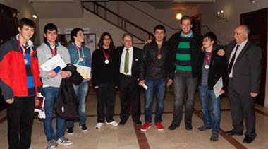 El equipo valenciano participante en la OME, junto a preparadores y el decano de la Facultat de Ciències Matemàtiques de la Universitat de València.